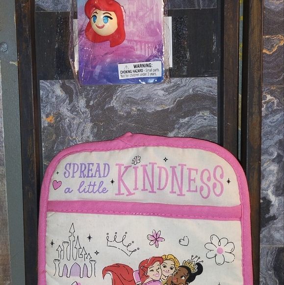 Disney princess pot holder and Ariel key chain. - Picture 7 of 7